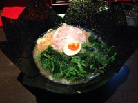 「醤油とんこつラーメン 中盛り のり ほうれん草」@らーめん きたくり家 北久里浜店の写真