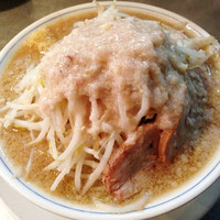 「ラーメン（小）野菜多め　脂マシマシ　650円」@らーめん大 汐留店の写真