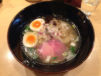 「味玉塩煮干しそば（平打ち麺）900円」@饗 くろ㐂の写真