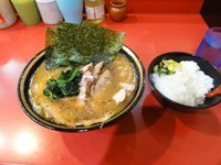 「チャーシュー麵中盛　910円　ライス　110円」@家系総本山 ラーメン吉村家の写真