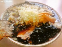 「チャーシューメン+やくみ (850円)」@梅乃家の写真