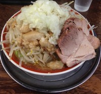 「小ラーメン 豚2枚 アブラ増しまし野菜玉ねぎ増しカラメ」@麺でる 南大沢店の写真