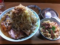 「国産ブタメン＋生卵(白＋両方炙り＋ヤサイアブラ)」@ラーメン富士丸 明治通り都電梶原店の写真