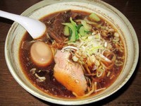 「黒濃（くろこく）ラーメン　650円＋煮玉子　100円」@しゅうまい屋の写真