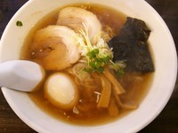 「醤油らーめん＋煮玉子」@ラーメンわをんの写真