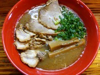 「弐号機（豚骨醤油・細麺）＋チャーシュー＋替玉（硬め）」@麺家 おとみの写真