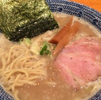 「濃厚塩らーめん700円」@もんなか 〇心厨房の写真