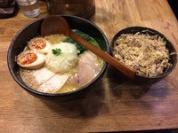 「鶏白湯ラーメン+チャーシュー丼」@麺屋時茂の写真