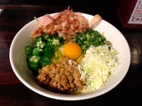 「オクラ納豆まぜ麺＋生中」@自家製麺ほうきぼし 神田店の写真