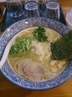 「濃厚鶏骨醤油らーめん」@濃厚鶏白湯らーめん 麺屋一楽の写真