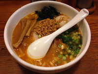 「赤鶏ラーメン 全部のせ」@鶏の穴の写真