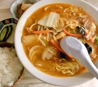 「みそラーメン+半ライス(660円+100円)」@三重食堂の写真