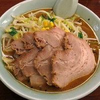 「みそ（太麺・野菜）＋トッピングチャーシュー￥５００＋￥２００」@満北亭の写真