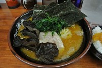 「中盛ラーメン　750円　ライス100円　無料きくらげ」@家系ラーメン ○貴家の写真