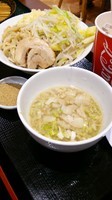 「【北戸田限定】つけ麺大盛り（全マシ）＋魚粉＋ドリンク」@ジャンクガレッジ イオン北戸田店の写真