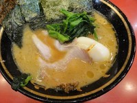 「ラーメン　650円　白玉10円　味薄め/麵硬め」@家系総本山 ラーメン吉村家の写真