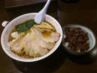 「中華そば大盛り（モモチャーシュートッピング）+小肉飯」@三角屋 暖 -DAN-の写真