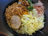 「【気まぐれメニュー】まぜそば大盛（ニンニク）￥８５０」@つけ麺 弥七の写真