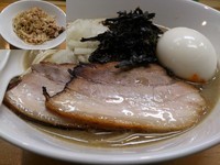 「特濃煮干ソバ（S）＋和え玉烏賊墨ソースver.」@煮干中華ソバ イチカワの写真