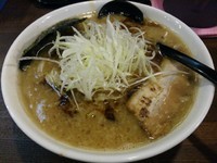 「まーゆ　とん黒　：中麺　（大盛り）」@信州麺屋 とんずら －カエン－の写真