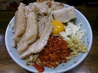 「油そば(中盛) 豚増し 竹の子ご飯 しょうが 辛揚げ」@郎郎郎の写真