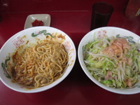 「小豚+グッチーズカレー（ヤサイニンニクアブラ）」@ラーメン二郎 相模大野店の写真