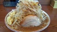 「ガッツ旨らーめん　麺少なめ、やさい増し、にんにく700円」@らーめん ◯八の写真