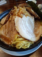 「野菜たっぷり肉盛醤油らーめん950円」@麺屋 川崎商店の写真