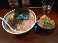 「煮干しとんこつラーメン、大盛り、サービスチャーシューごはん」@麺の心の写真