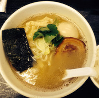 「塩らーめん 700円＋味玉 100円（ライス無料）」@湘丸の写真