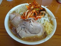 「ラーメン（650円）＋タマネギキムチ　ヤサイニンニクカラメ」@ラーメン二郎 亀戸店の写真
