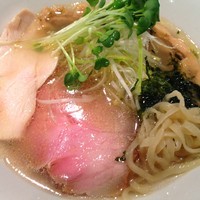 「あさり出汁鶏そば（塩；手もみ平打ち麺）」@麺や 虎徹の写真