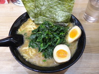 「らーめん+ほうれん草+味玉+餃子(750円)」@せい家 三鷹店の写真