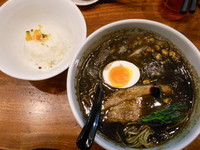 「博多ブラックCURRY+ライスセット（野菜チップのせ）」@博多一風堂 吉祥寺店の写真