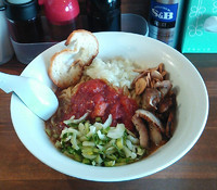 「（限定）トマトチリソースのエビ風味まぜそば￥７５０」@らーめん・つけめん 八角の写真