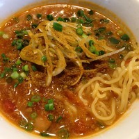 「スパイスとまとカレーラーメン」@べんべら庵の写真