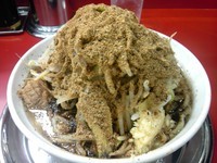 「ラーメン６８０円（２３０ｇチャーシュー２枚）野菜ニンニク魚粉」@麺でる 帝京大塚店の写真