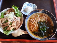 「もつ丼セット500円」@だるま食堂の写真