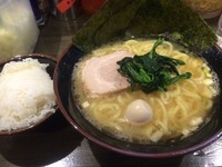 「ラーメン+小ライス」@駒大商店の写真