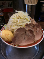 「小ラーメン豚750円＋味玉100円＋野菜＋ニンニク」@麺でる 南大沢店の写真
