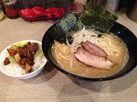 「しょうゆらーめん（中盛り）630円＋キャベツチャーシュー丼」@品の一の写真