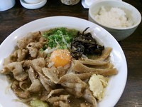 「【3月の限定】肉玉そば徳島らーめん風（並盛）750＋半ライス」@伝家 志木店の写真
