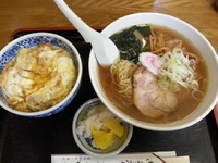 「カツ丼セット(カツ丼+ラーメン+漬物)800円」@三富士の写真