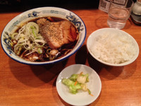 「らーめん 700円、ライス 100円」@富山ブラックラーメン だらんま 神田本店の写真