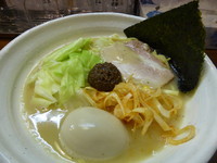 「熟成練り醤油ラーメン（７００円）+味玉（１００円）」@『   』（無銘）の写真