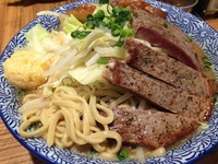 「らーめん 並 750円 (牛ステーキ +300円)」@ラーメン燈郎の写真