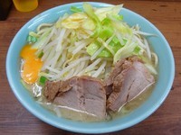 「ラーメン（700円）＋生卵（50円）ヤサイニンニク」@ラーメン二郎 池袋東口店の写真