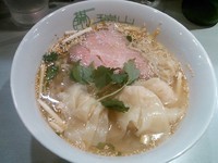 「【限定】黄ニラと海老ワンタンの香味湯麺 ￥800」@中華蕎麦 瑞山（ZUIZAN）の写真