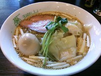 「【限定】黄ニラと海老ワンタンの香味湯麺800＋味玉」@中華蕎麦 瑞山（ZUIZAN）の写真