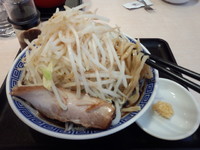 「黒ふじ麺（中盛・野菜マシ・ニンニク）850円」@山岸一雄製麺所 IY三郷店の写真